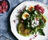 Grüne Erbsenpuffer mit Ei, Ziegenkäse und roten Zwiebeln
