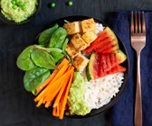 Kamalis-Reis-Bowl mit Tempeh, Erbsenmus und Wassermelone