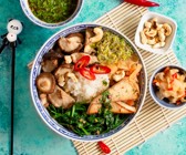 Kimchi-Reis-Bowl mit Tofu und Shiitakepilzen