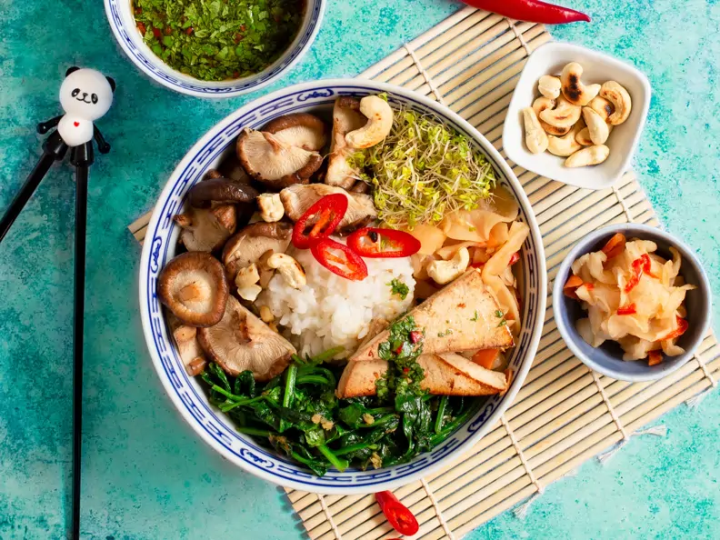Kimchi-Reis-Bowl mit Tofu und Shiitakepilzen