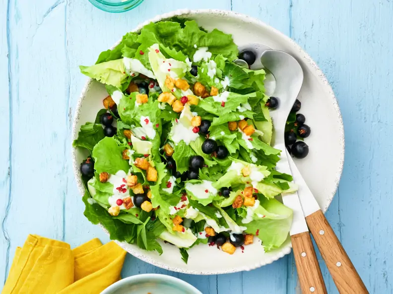Endiviensalat mit schwarzen Johannisbeeren
