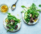 Hackbällchen auf Pitabrot mit Knoblauchöl