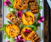 Harissa-Tofu und Pfirsiche vom Grill