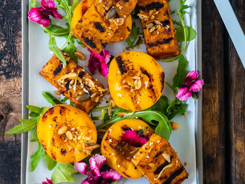 Harissa-Tofu und Pfirsiche vom Grill