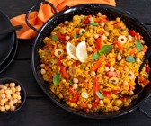 Vegane Paella mit Kichererbsen, Paprika, Oliven und Minze