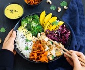 Bunte Reis-Bowl mit Kamalis Duftreis, Mango und Tofu