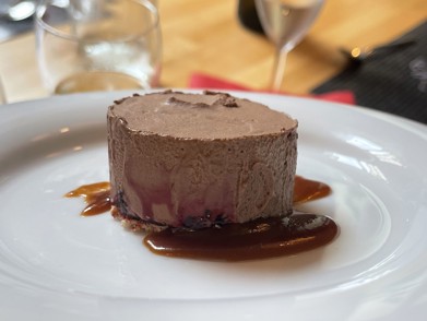 Hier treffen Mandelkeks und Mousse au Chocolat aufeinander | Koch: Anthony Martinez, Atelier Cuisine Vevey | Foto: © www.instagram.com/inas_kleinewelt/