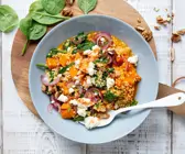 Hirsepfanne mit Kürbis, Spinat und Feta