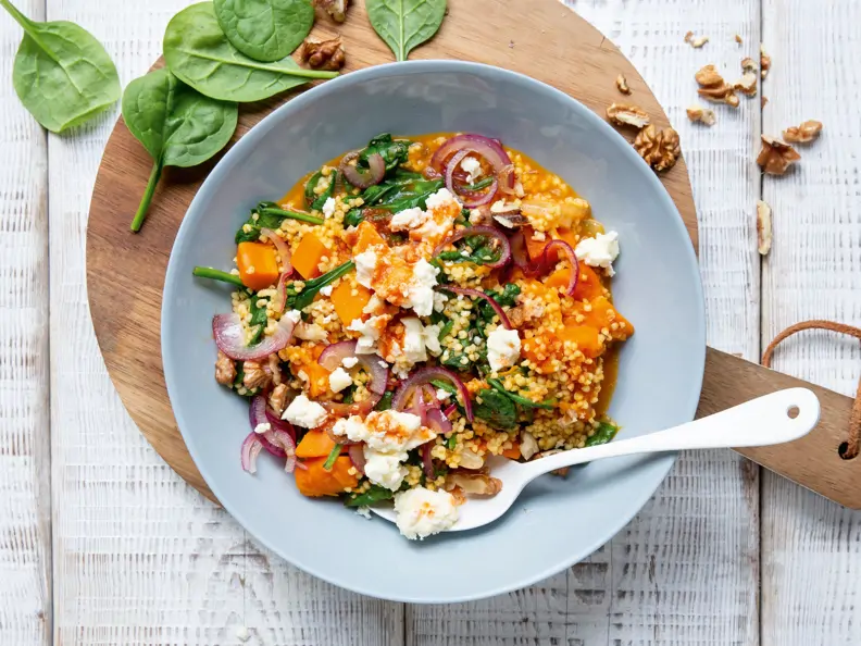 Hirsepfanne mit Kürbis, Spinat und Feta