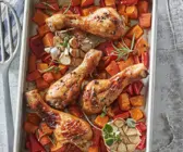 Honig-Hähnchenkeulen mit Kürbis und Paprika
