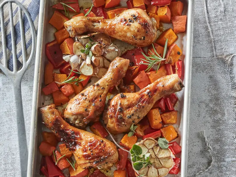 Honig-Hähnchenkeulen mit Kürbis und Paprika