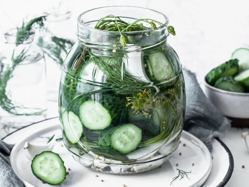 Eingelegte Gurken mit Dill