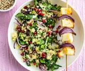 Halloumi-Spieße mit Couscoussalat und Spinat