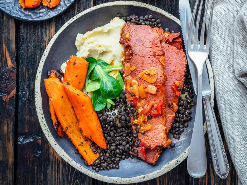 Roastbeef mit Kartoffelpüree, Linsen und Möhren