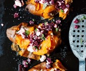 Smashed Sweet Potatoes mit Rote-Bete-Feta-Salat