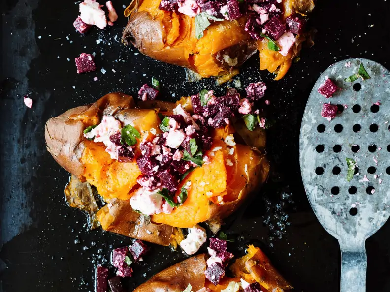 Smashed Sweet Potatoes mit Rote-Bete-Feta-Salat