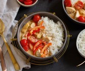 Rotes Thai-Curry mit Hähnchen und Kamalis