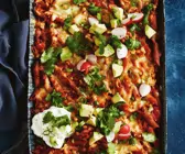 Linsennudel-Hühnchen-Auflauf mit Avocado-Salsa