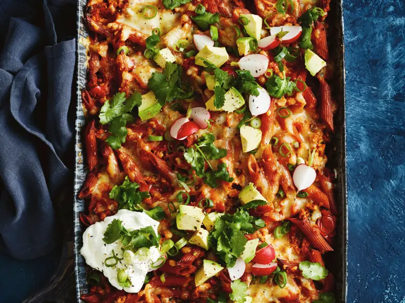Linsennudel-Hühnchen-Auflauf mit Avocado-Salsa