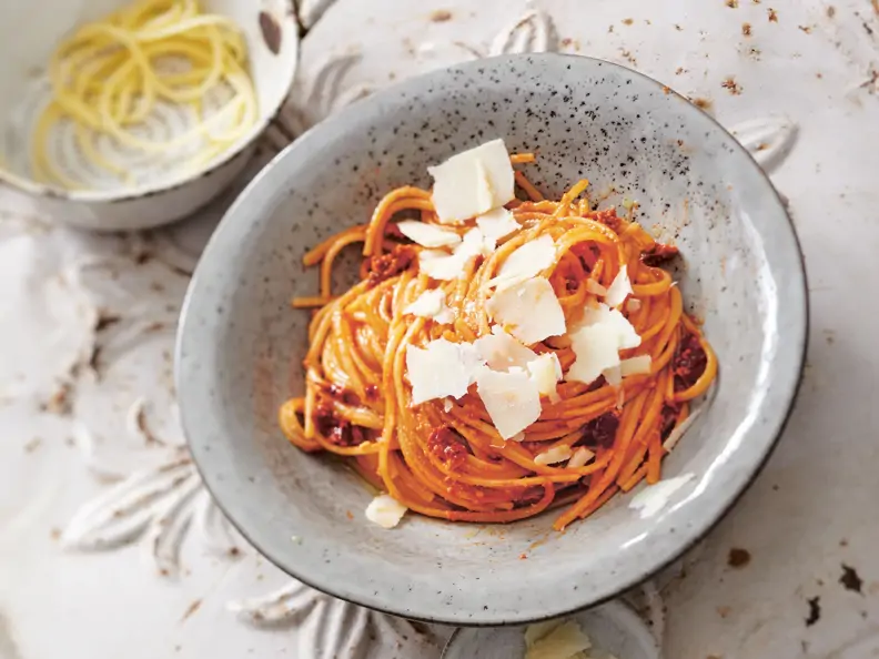 Linguine mit roter Pestosauce