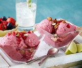 Schnelles Fitness-Beereneis mit Avocado