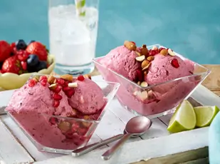 Schnelles Fitness-Beereneis mit Avocado