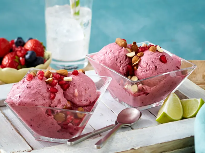 Schnelles Fitness-Beereneis mit Avocado