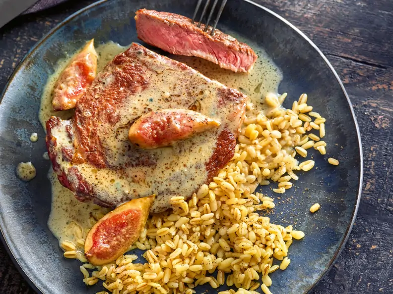 Entrecôte mit Gorgonzolasauce und Zartweizen