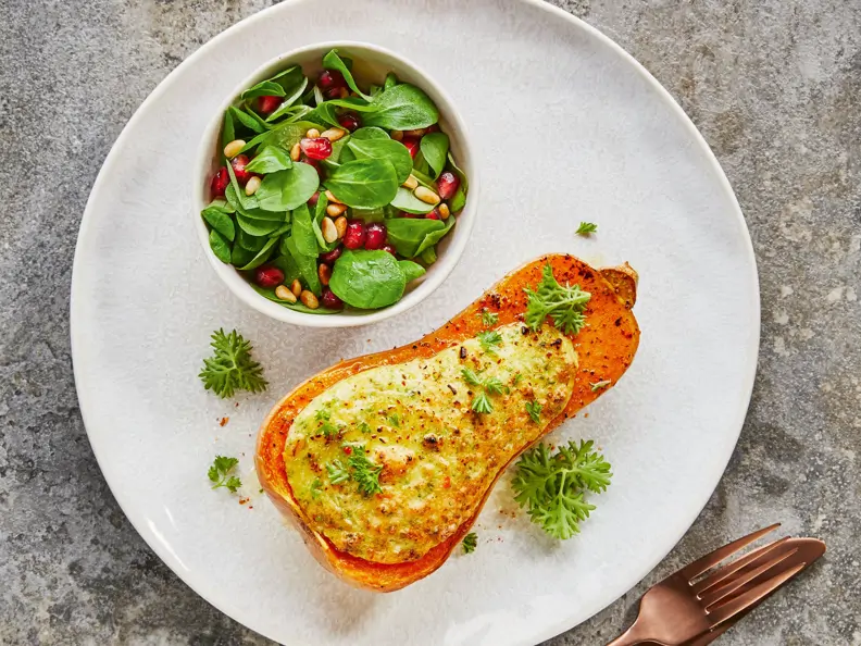 Gebackener Butternuss mit Ziegenkäse und Feldsalat