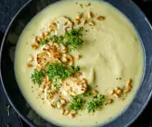 Blumenkohl-Rosenkohl-Suppe mit Pinienkernen