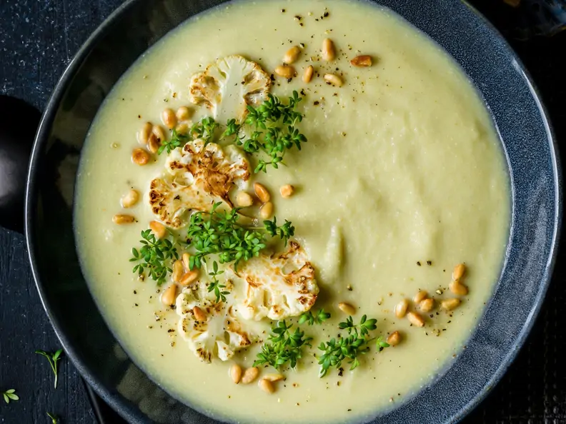 Blumenkohl-Rosenkohl-Suppe mit Pinienkernen