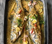 Ganzer Wolfsbarsch im Thai-Curry-Sud