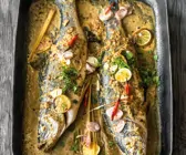 Ganzer Wolfsbarsch im Thai-Curry-Sud