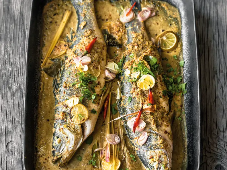 Ganzer Wolfsbarsch im Thai-Curry-Sud