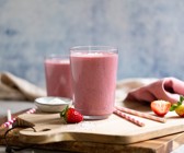 Pinker Beeren-Kokos-Drink mit Seidentofu