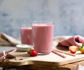 Pinker Beeren-Kokos-Drink mit Seidentofu