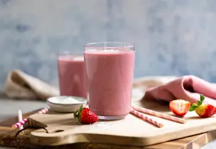Pinker Beeren-Kokos-Drink mit Seidentofu