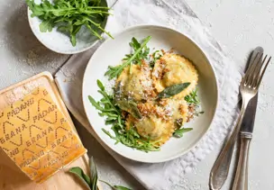 Ravioli mit Spinat-Grana-Padano-Füllung und Zitronen-Salbei-Butter