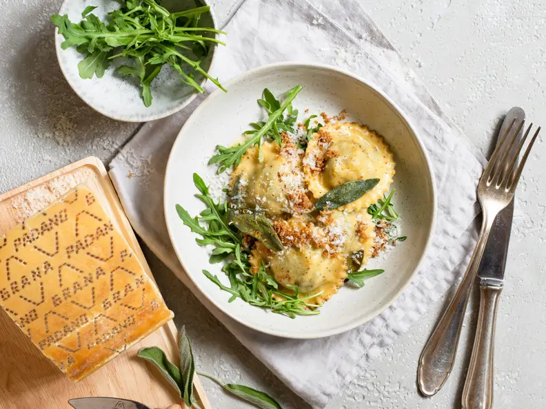 Ravioli mit Spinat-Grana-Padano-Füllung und Zitronen-Salbei-Butter