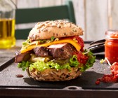 Saftiger Steak-Burger mit Espresso-Ketchup