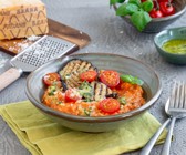 Tomaten-Risotto mit gegrillter Aubergine und Grana-Padano-Basilikum-Öl