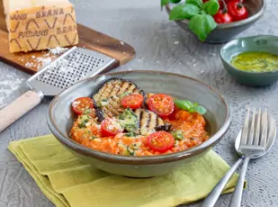 Tomaten-Grana-Risotto mit gegrillter Aubergine und Grana-Basilikum-Öl