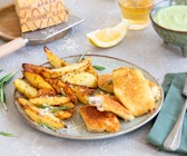 Fischfilet in Grana-Padano-Bierteig mit Ofenkartoffeln und Avocado-Dip