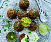 Ofen-Falafel mit Kräutern und Limette