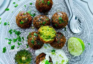 Ofen-Falafel mit Kräutern und Limette
