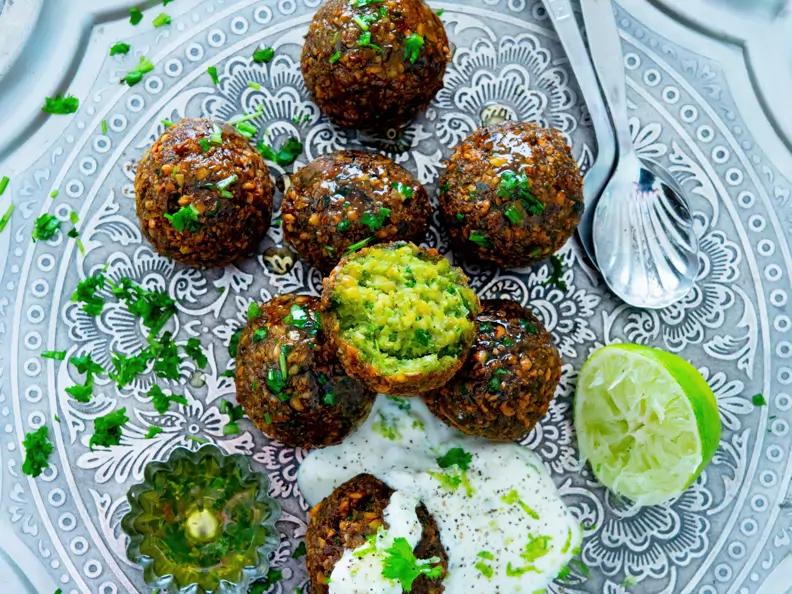 Ofen-Falafel mit Kräutern und Limette