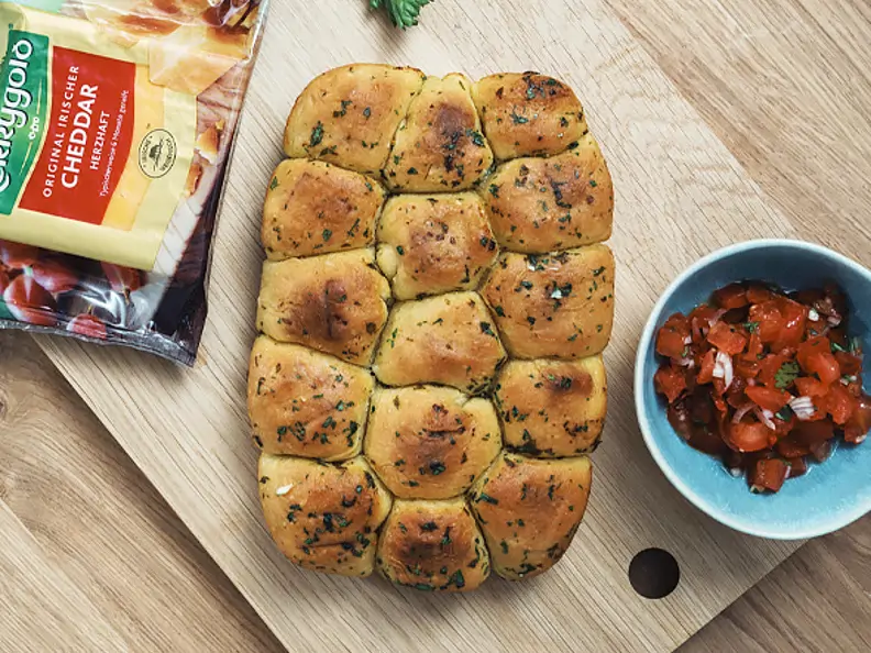 Cheesebombs mit Tomaten-Kräuter-Salsa