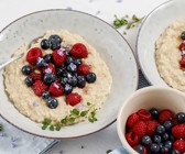 Kokos-Vanille-Risotto mit marinierten Beeren