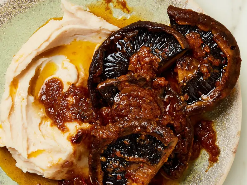 Portobello-Steaks und Püree aus Riesenbohnen