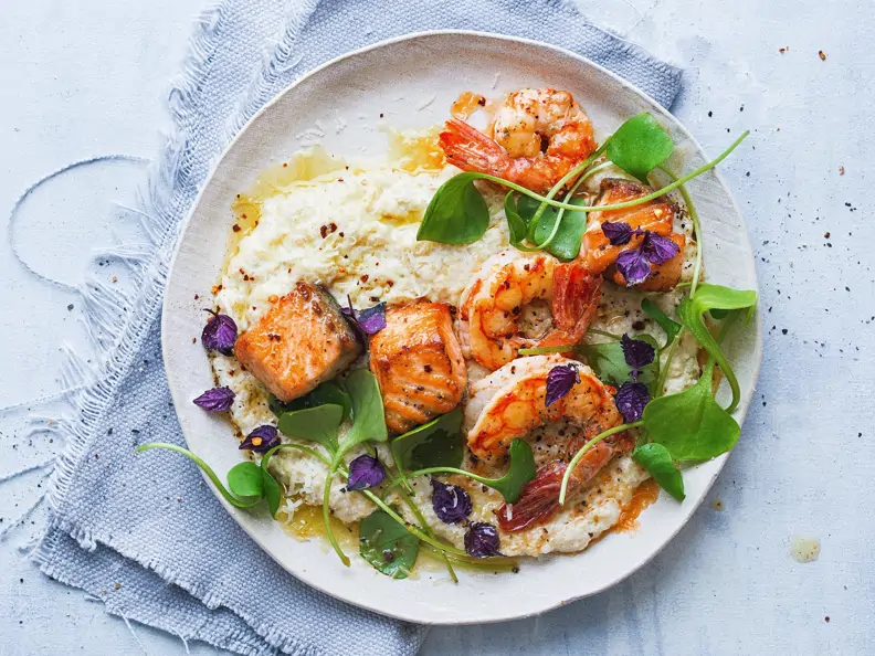 Quinoa-Risotto mit Lachs und Garnelen